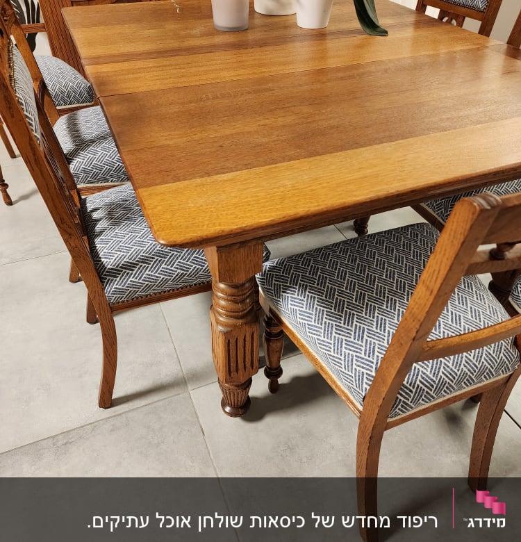 ריפוד כיסאות בדוגמת פסים כחולים ולבנים